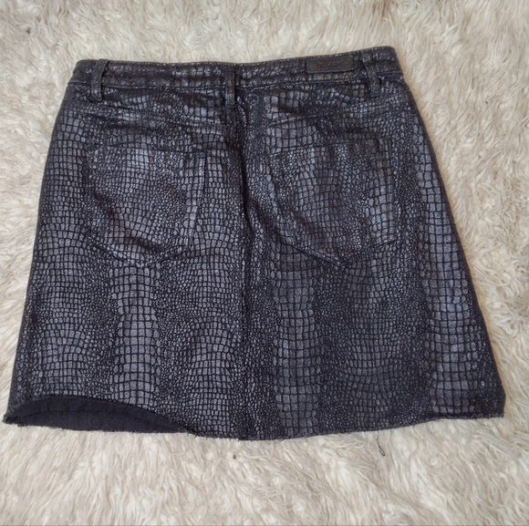New Blank NYC Python Raw Hem Coated Denim A-line Mini Skirt Size 26 - Picture 5 of 12